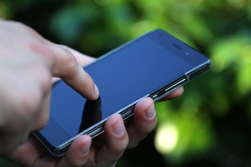 finger die auf ein smartphone tippen