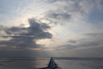 Bahn Damm zur Hamburger Hallig im Winter, bedeckt mit schnee und eis