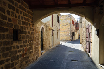 Fototapeta premium Łukowy widok ulicy z tradycyjną architekturą starego miasta Rodos.