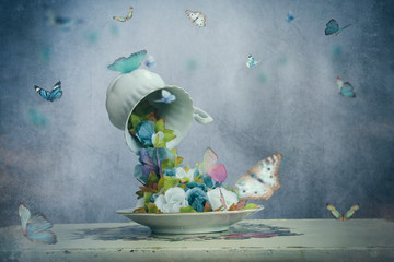 Tazzina con fiori e farfalle