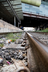 binario di una stazione ferroviaria triste e desolata