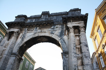 Obraz premium The Triumphal Arch of the Sergi in Pula. Late Hellenistic Roman building. Golden Gate.