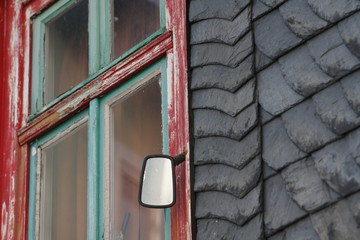 Fenster und Schiefer mit Spiegel