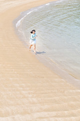 ビーチで走る女の子