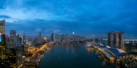 Obraz premium Aerial view of Singapore business district and city at night in Singapore, Asia.