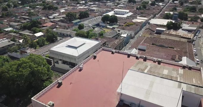 Recorrido lateral en drone levantando la vista por la ciudad de Santa Ana // Drone Traveling tilting up view to Santa Ana's city in El Salvador.