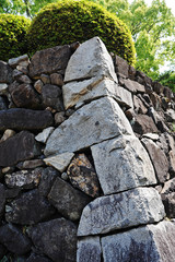 人の形をイメージした石垣