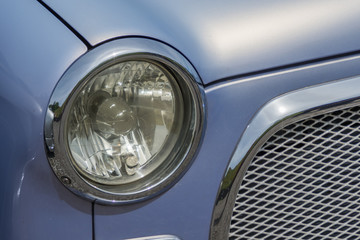 自動車のヘッドライト　Headlight of the car