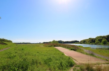 風景　春　空　川　野原　新緑　杤木