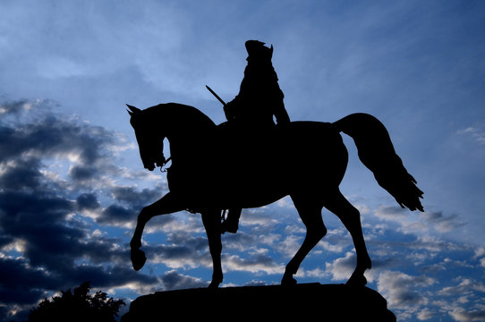 Silhouette Silhouette picture of the Equestrian Statue of George Washington in Common Park, Boston - Powered by Adobe