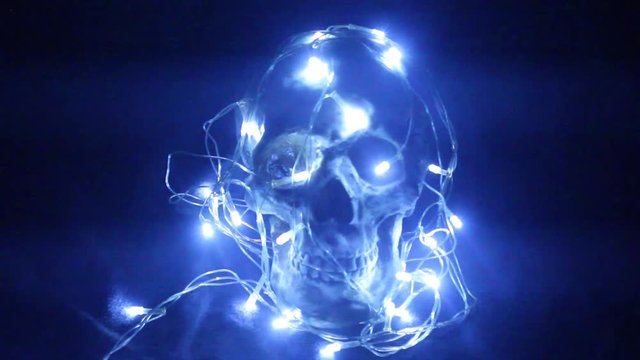 Caveira misteriosa ressurgindo na luz