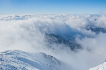 Fototapeta na wymiar 雲が流れる北アルプス（西穂高岳）