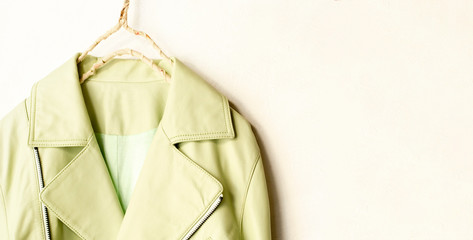 白バックとハンガーにかけたジャケットの肩や襟のクローズアップ