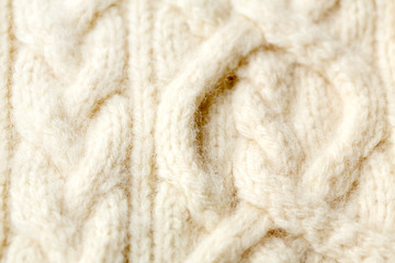 模様編みの白いニット
