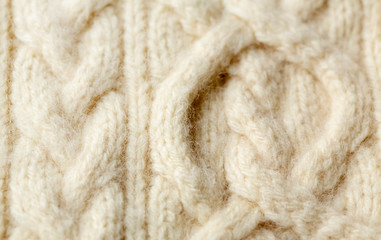 模様編みの白いニット