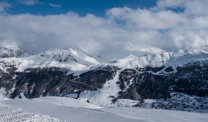 Obraz premium Alpejski ośrodek narciarski i stoki narciarskie w zimie, Livigno, Włochy