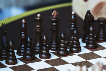 Close sur les pièces d'un échiquier en bois