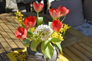 Frühling Blumenstrauß auf Gartentisch
