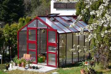 Gewächshaus im Frühling Garten Treibhaus
