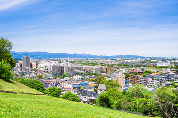 青空が広がる住宅街