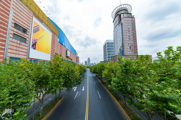 Obraz premium Shanghai Oriental pearl tower near the buildings and the highway to the bund.