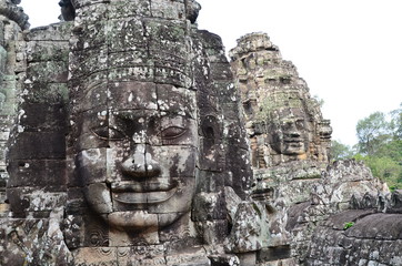 Fototapeta na wymiar カンボジアのシェムリアップ　世界遺産のアンコールワット遺跡群　アンコールトムのバイヨン寺院　迫力ある顔の浮き彫り