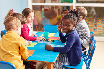 Kinder malen mit Wasserfarbe im Malkurs