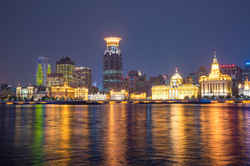 Fototapeta na wymiar The bund of Shanghai huangpu river of tall buildings in the evening.