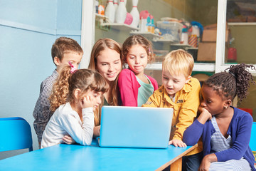 Lehrerin und Gruppe Kinder lernen am Laptop - obrazy, fototapety, plakaty