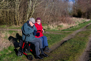 Rentnerpaar mit Rollator