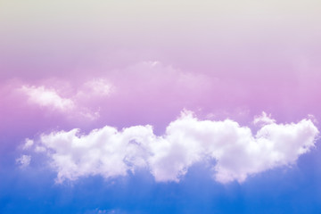 Obraz premium A soft fog cloud background with a pastel colored orage to blue gradient
