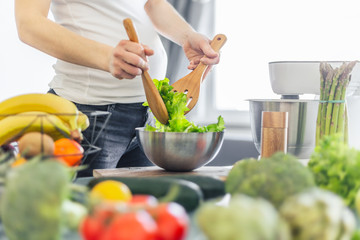 Obraz na płótnie Canvas Pregnant woman cooking healthy food