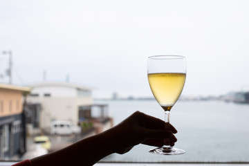 窓辺のビール