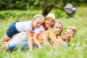 Familie und Kinder kuscheln und haben Spaß