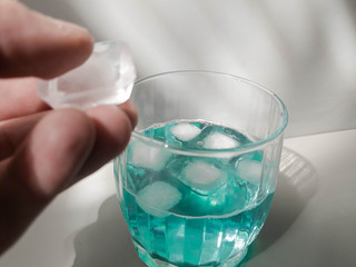 Add ice to a glass beaker. Ice and drink in the glass.