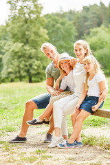 Fototapeta premium Familie macht Pause auf einer Wanderung