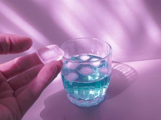 Add ice to a glass beaker. Ice and drink in the glass.
