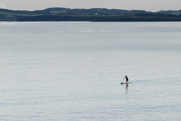 Obraz na płótnie Canvas Man practicing surf paddel