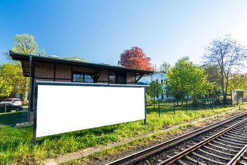 Leeres Breitwand Plakat an Hauswand neben den Schienen am Bahnhof