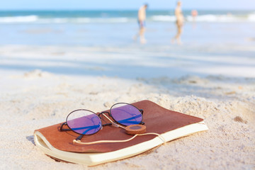 Fototapeta na wymiar Traveler's diary book Placed on the beach on a sunny day