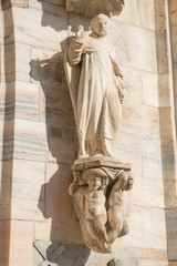 Obraz premium Marble statue on roof of Duomo in Milan