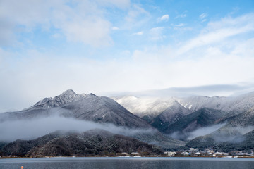 冬山と霞と青空