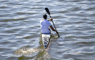 uomo in canoa su un lago