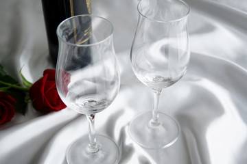 ワイングラスと赤ワインのボトル