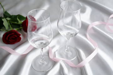 ワイングラスと赤いバラの花