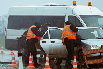 Counter-Terrorism unit storms car with criminals