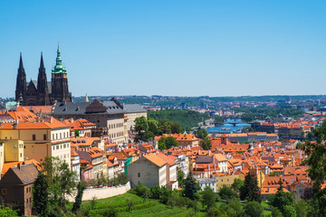 Fototapeta na wymiar Blick auf Prag mit dem Dom und der Moldau