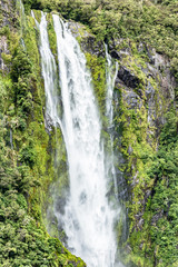 Wasserfälle am Milford Sound im Fiordland National Park im Südwesten von Neuseeland