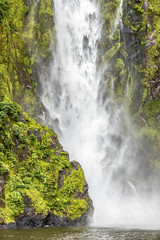 Wasserfälle am Milford Sound im Fiordland National Park im Südwesten von Neuseeland