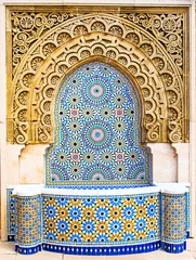 Brunnen im marokkanischen Stil mit feinen bunten Mosaikfliesen im Mausoleum Mohammed V in Rabat Marokko © olenatur